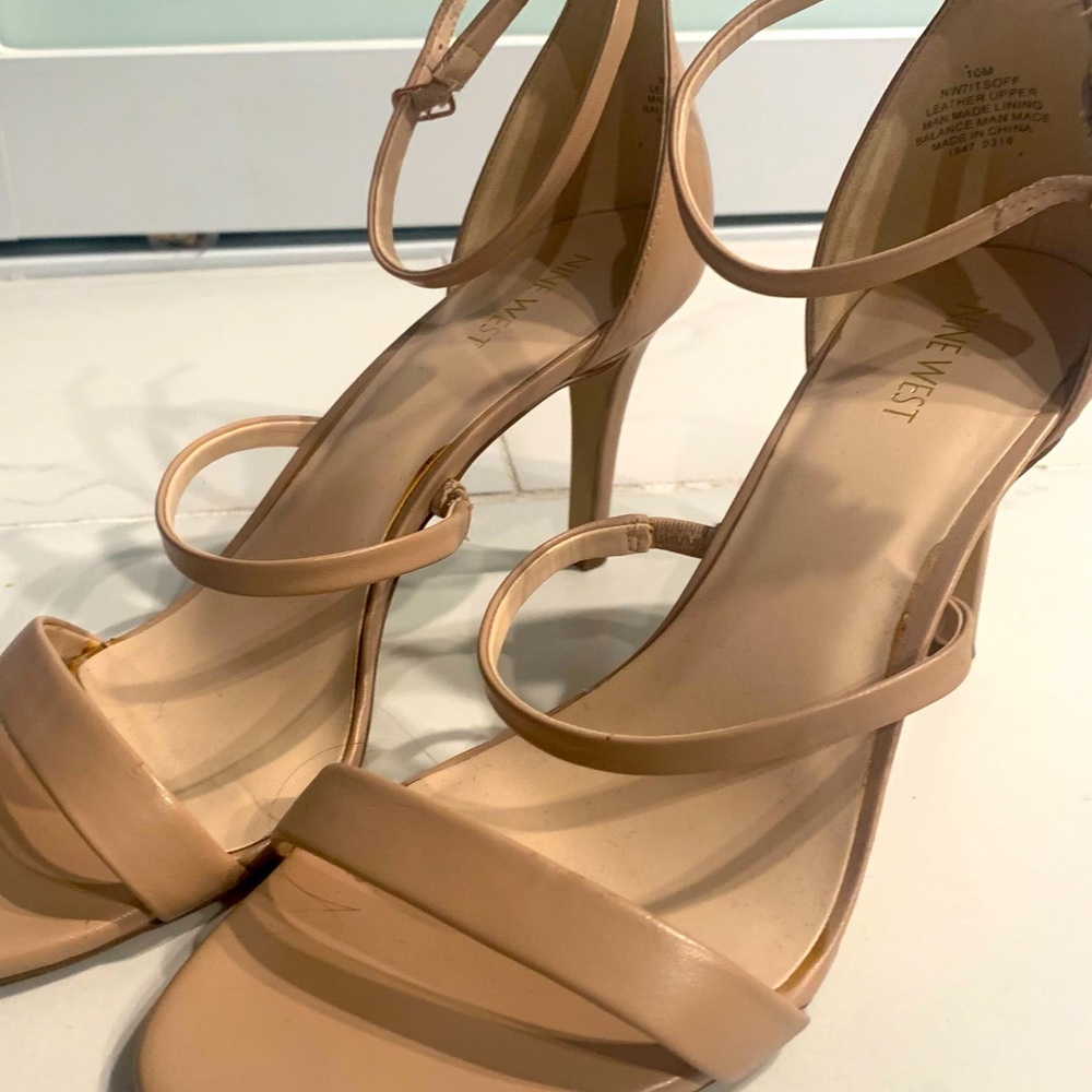 Nude Nine West strappy heels in great condition